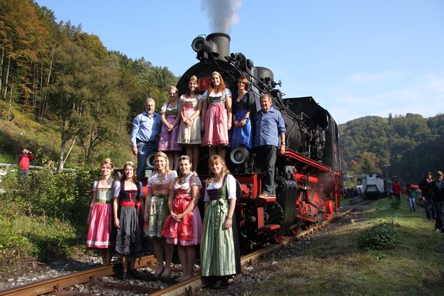 Acht Weinprinzessinnen geben sich die Ehre und laden zur Rollenden Weinprobe bei der Museumsbahn ein.