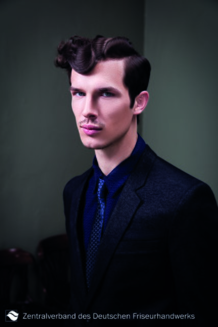 Glam Wave. Diese Frisur ist ein wahres Statement und für Hipster ein echtes Muss. Ein prägnanter Seitenscheitel in Kombination mit einer glamourösen Lockenwelle in auffälliger Länge. | Foto: Zentralverband Friseurhandwerk/Erwin Wenzel