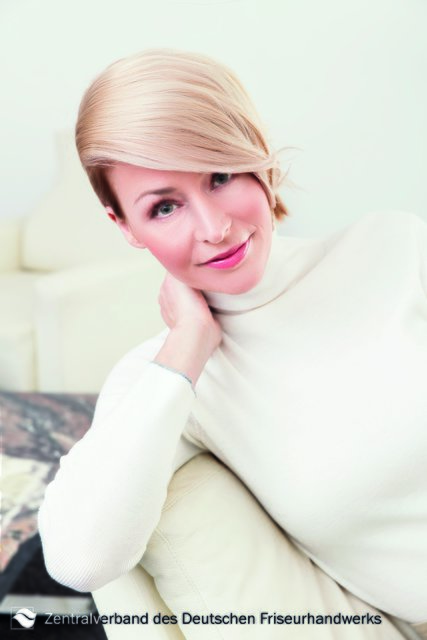 Für die Frauen mit Anspruch ist der Bob genau die richtige Frisur, denn er ermöglicht vielseitige Looks. Wohltuend erwachsen und schick wirkt er schwungvoll auf die Seite und in die Stirn gelegt. Das natürlich leuchtende Blond verleiht dem Look etwas Edles. | Foto: Zentralverband Friseurhandwerk/Erwin Wenzel