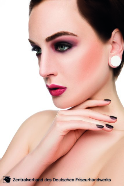 Zum rebellischen Vamp mit ausdrucksstarkem Augen-Make-up. Das Trendutensil hierfür ist ein dicker Kajalstift, der cremig verwischt wird. Nicht als Linie aufgetragen, sondern rauchig schattiert, wirken vor allem helle Augen größer und strahlend schön. Aubergine und Rottöne in Burgund verblendet, verleihen den Lippen einen auffälligen 3D-Effekt und lassen sie besonders voll erscheinen. | Foto: Zentralverband Friseurhandwerk/Erwin Wenzel