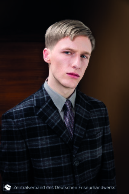 Modern Gentleman. Nicht plakativ, sondern natürlich aufgehellt, umschmeicheln sie die expressive Spitze im Stirnmotiv. Viele unterschiedliche Längen verleihen der Frisur Fülle am Oberkopf. | Foto: Zentralverband Friseurhandwerk/Erwin Wenzel