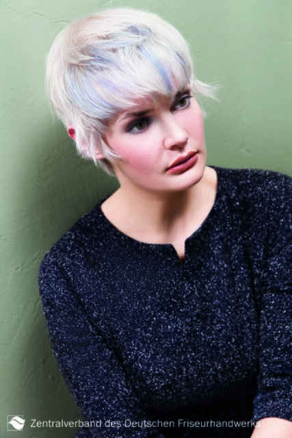 Geometric Lady. Nicht nur 1963 schon Trend. Der außergewöhnliche Mary-Quant-Look mit überlangen und vollen Seitenpartien legt ein beachtliches Comeback hin. | Foto: Zentralverband Friseurhandwerk/Erwin Wenzel