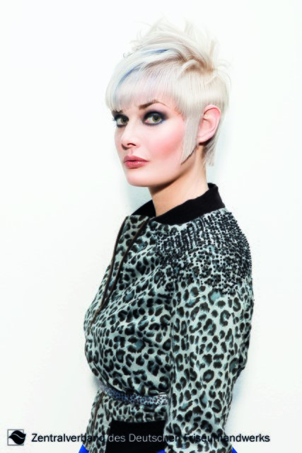 Ab ins Nightlife, mit diesem Hairstyling wird seine Trägerin zum echten Blickfang. Die Längen des Deckhaares sind dramatisch nach oben frisiert. Der Akzent liegt auf den langen Seitenpartien. Das kühle Blond mit blauen Highlights rundet diesen effektvollen Look perfekt ab. | Foto: Zentralverband Friseurhandwerk/Erwin Wenzel