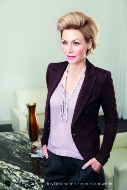 Ganz anders der am Oberkopf volu- minös frisierte Ladies Style. Selbstbewusst und ausdrucksstark für den Business-Auftritt. | Foto: Zentralverband Friseurhandwerk/Erwin Wenzel