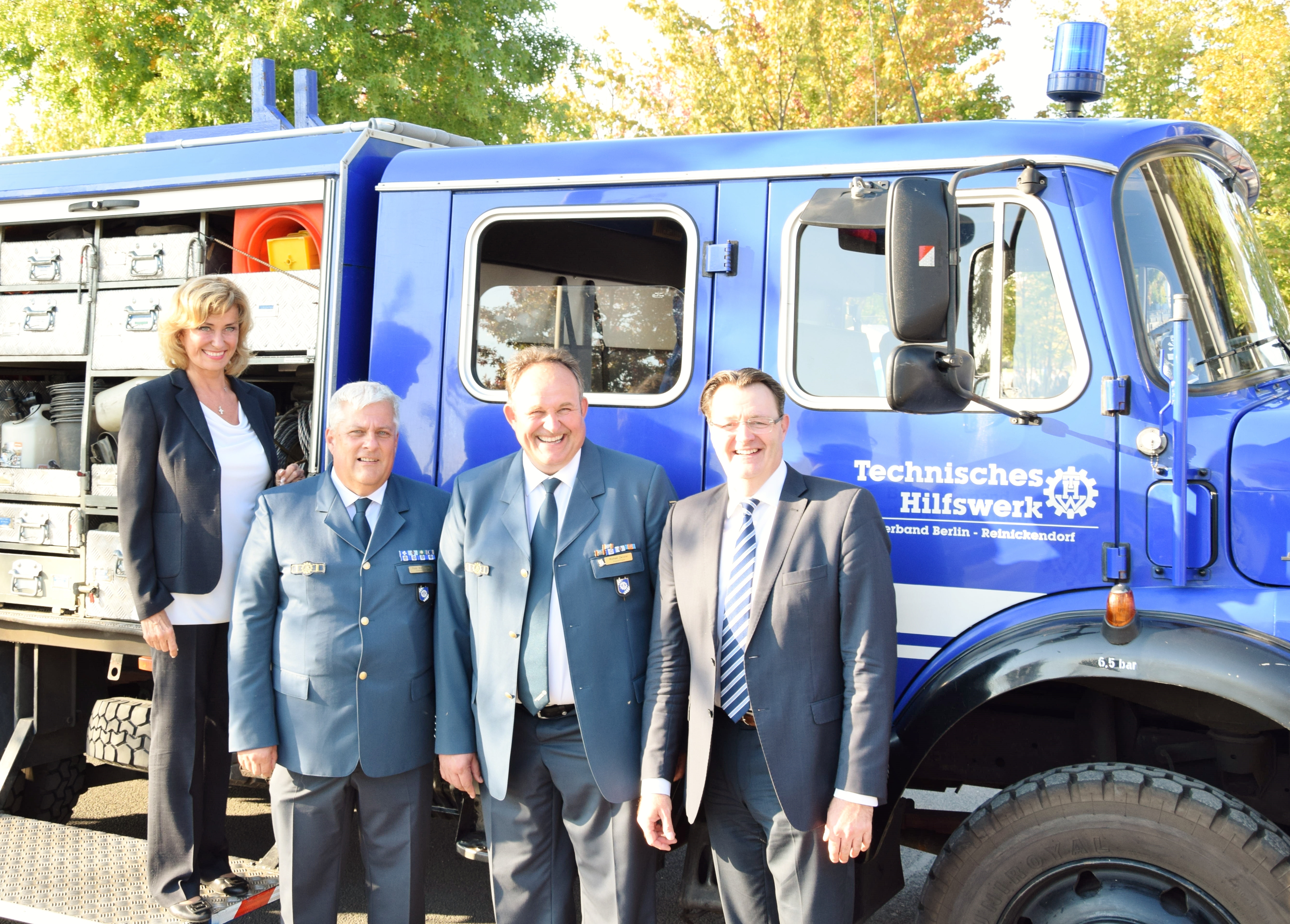 MdB Dagmar Wöhrl, Peter Brandmann, THW Ortsverband Nürnberg, Michael Zwitzler, THW Ortsverband Schwabach, und MdB Michael Frieser (v.l.).