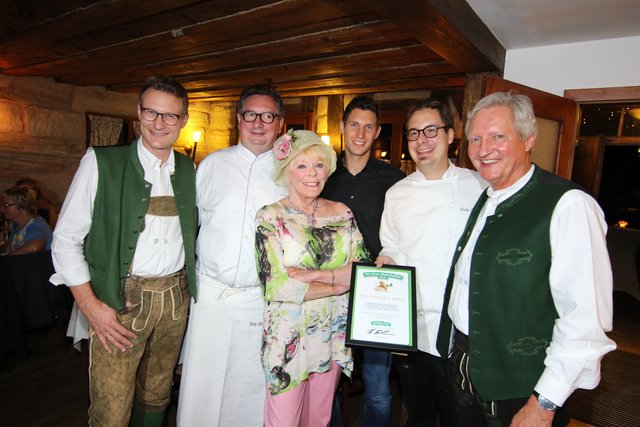Schauspielerin Elke Sommer und Philipp Hörrlein (l.), Felix Hörrlein (4.v.l.) sowie Herbert Hörrlein aus Adelsdorf (r.) zeichnen Fritz Striegel senior (2.v.l.) und Fritz Striegel junior (2.v.r.) als Kren-Botschafter aus. | Foto: Dreier