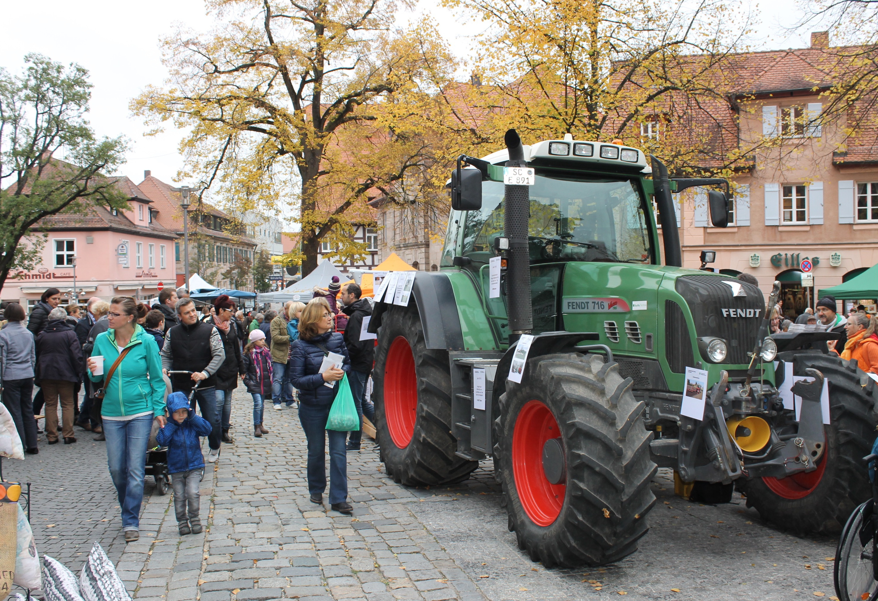 Ein Blickfang sind natürlich die großen landwirtschaftlichen Maschinen, mit denen die Äcker bearbeitet werden.