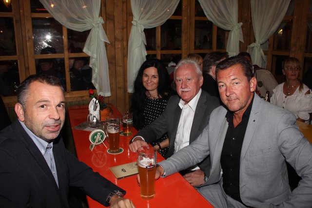 Marco Junker (l.), Arndt Facility, mit Polizeidirektor Werner Meier (r.) und leitenden Polizeidirektor Hermann Guth und Lebensgefährtin Daniela. | Foto: © John R. Braun