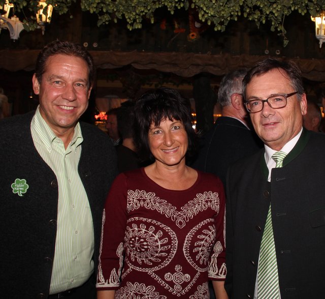 Tucher-Geschäftsführer Fred Höfler (r.) mit Bürgermeister Markus Braun und Heike Jung. | Foto: © John R. Braun