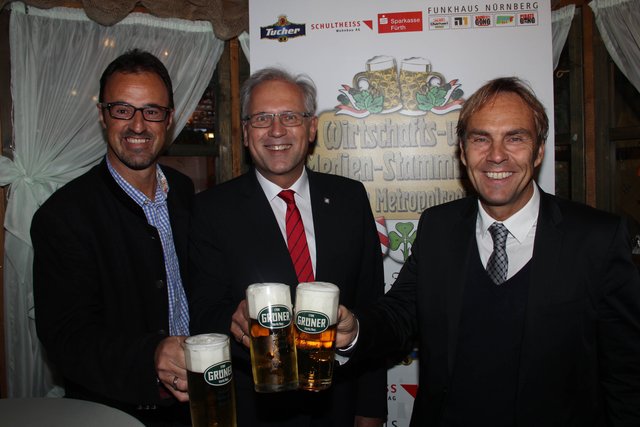 Tucher Gastronomiedirektor Jörg Träger (l.) und Funkhaus-Geschäftsführer Alexander Koller (r.) mit Bezirkstagspräsident Richard Bartsch. | Foto: © John R. Braun