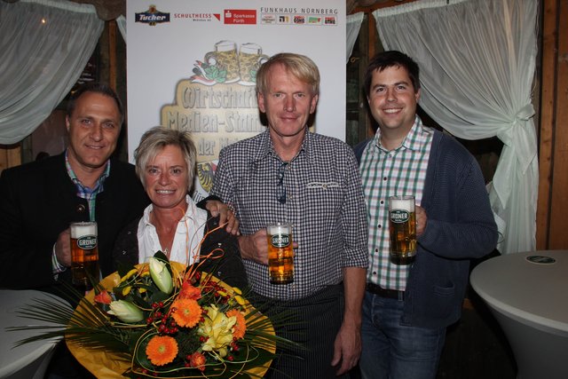 Tucher-Gebietsverkaufsleiter Florian Schirmer (l.) und Nikolas Zitzelsberger (r.), Tucher-Marketing, bedanken sich bei dem Wirteehepaar Beatrix und Christian Jacobsen. | Foto: © John R. Braun