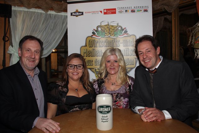 Bayern Plus-Chef Norbert Küber (l.) und Event-Caterer René Lehrieder mit Verlegerin Elke Eschenbacher (2.v.l.) und Marion Wörlein, Maroni Dirndl. | Foto: © John R. Braun