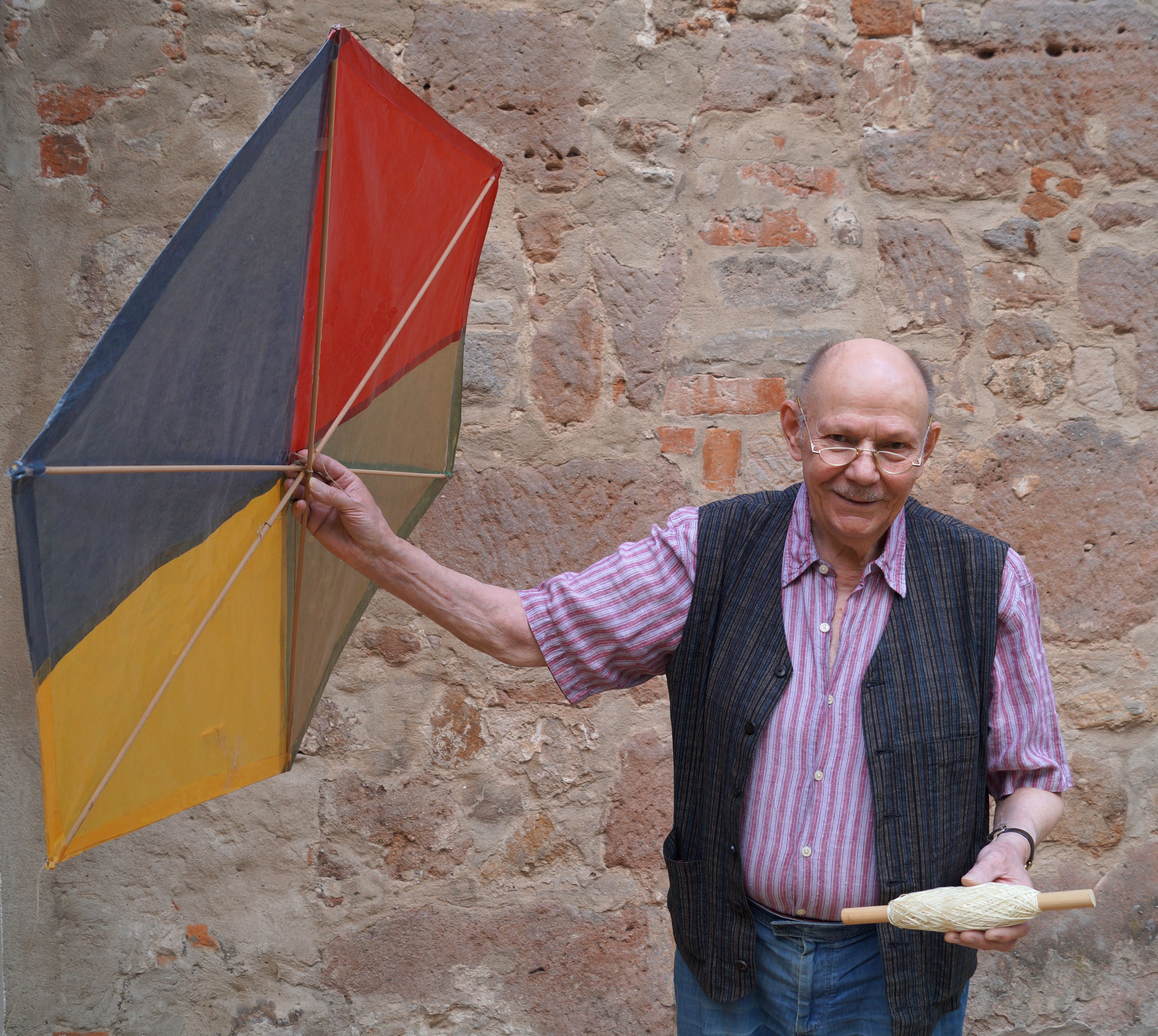Günter Stössel mit einem klassischen Sechseckdrachen.