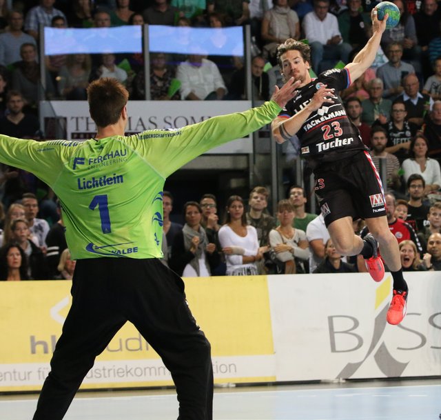 (Foto: hl-studios, Erlangen) HC Erlangen: Ole Rahmel mit 11 Treffern (hier gegen Carsten Lichtlein) erfolgreichster Torschütze