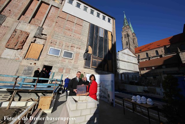 IHK-Präsident Dirk von Vopelius und Wirtschaftsministerin Ilse Aigner bei der Grundsteinlegung. | Foto: bayernpress