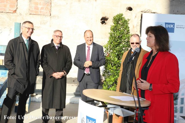 IHK-Präsident Dirk von Vopelius und Wirtschaftsministerin Ilse Aigner bei der Grundsteinlegung.
Foto: Udo Dreier / bayernpress.de - 10.10.2016 - Nürnberg - Grundsteinlegung auf der IHK-Baustelle, Hauptmarkt 25-27, Nürnberg - 

Am Traditionsstandort der Nürnberger IHK gehen die Bauarbeiten zügig voran. Nachdem mit schwerem Gerät 400 Mikrobohrpfähle zur Fundamentierung in den Boden eingebracht worden sind, stand die Grundsteinlegung zum neuen Haus der Wirtschaft an.

Markus Lötzsch
Hauptgeschäftsführer der | Foto: bayernpress