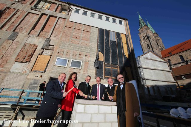 IHK-Präsident Dirk von Vopelius und Wirtschaftsministerin Ilse Aigner bei der Grundsteinlegung. | Foto: bayernpress