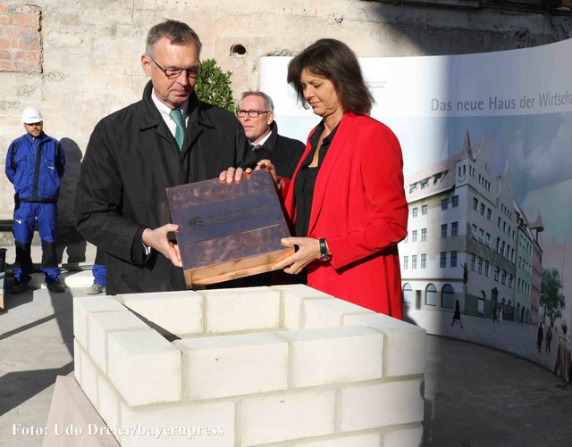 IHK-Präsident Dirk von Vopelius und Wirtschaftsministerin Ilse Aigner bei der Grundsteinlegung.
Foto: Udo Dreier / bayernpress.de - 10.10.2016 - Nürnberg - Grundsteinlegung auf der IHK-Baustelle, Hauptmarkt 25-27, Nürnberg - 

Am Traditionsstandort der Nürnberger IHK gehen die Bauarbeiten zügig voran. Nachdem mit schwerem Gerät 400 Mikrobohrpfähle zur Fundamentierung in den Boden eingebracht worden sind, stand die Grundsteinlegung zum neuen Haus der Wirtschaft an.

Markus Lötzsch
Hauptgeschäftsführer der | Foto: bayernpress
