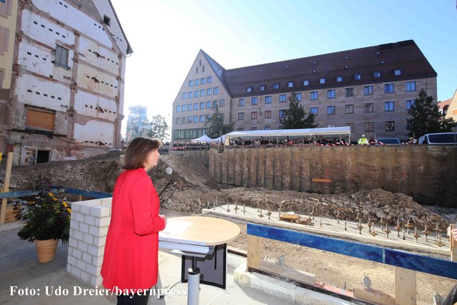 Grundsteinlegung auf der IHK-Baustelle. | Foto: bayernpress