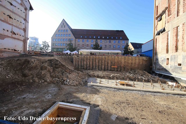 Grundsteinlegung auf der IHK-Baustelle. | Foto: bayernpress