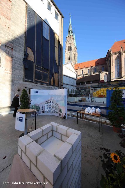 Grundsteinlegung auf der IHK-Baustelle. | Foto: bayernpress