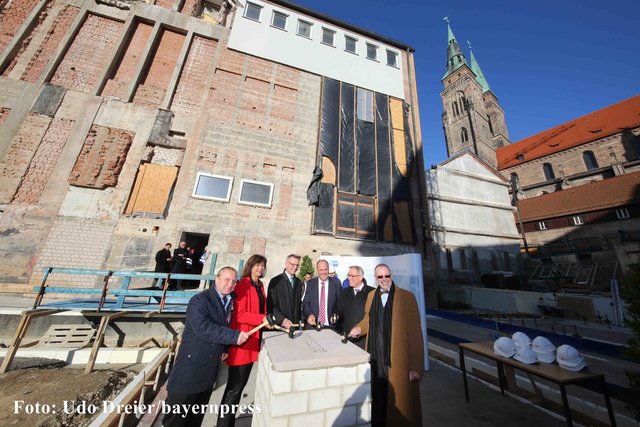 IHK-Präsident Dirk von Vopelius und Wirtschaftsministerin Ilse Aigner bei der Grundsteinlegung. | Foto: bayernpress