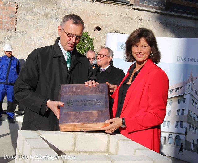 IHK-Präsident Dirk von Vopelius und Wirtschaftsministerin Ilse Aigner bei der Grundsteinlegung. | Foto: bayernpress