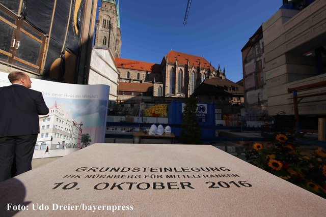 Grundsteinlegung auf der IHK-Baustelle. | Foto: bayernpress