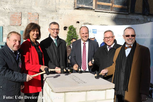 Legten den Grundstein für das Haus der Wirtschaft (v.l.): Peter Heil, Geschäftsführer des ausführenden Bauunternehmens Otto Heil GmbH & Co. KG in Eltingshausen, Bayerns Wirtschaftsministerin Ilse Aigner, IHK-Präsident Dirk von Vopelius, Nürnbergs Bürgermeister Christian Vogel, IHK-Hauptgeschäftsführer Markus Lötzsch und Wolf Maser, stellvertretender Vorsitzender des IHK-Bauausschusses.