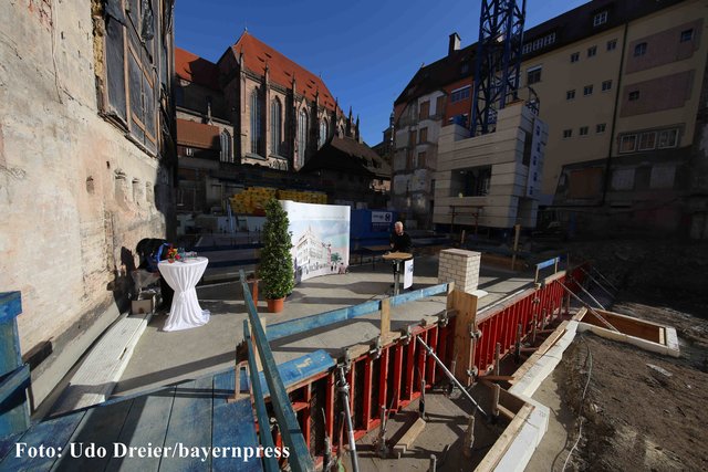 Grundsteinlegung auf der IHK-Baustelle. | Foto: bayernpress