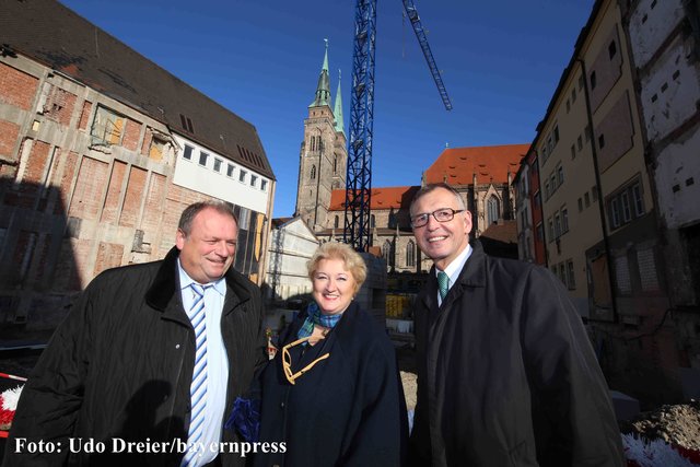 Landtagsabgeordneter Walter Nussel, Landtagsabgeordnete Petra Guttenberger und IHK-Präsident Dirk von Vopelius  vor der Baugrube, dahinter die Sebalduskirche. | Foto: bayernpress