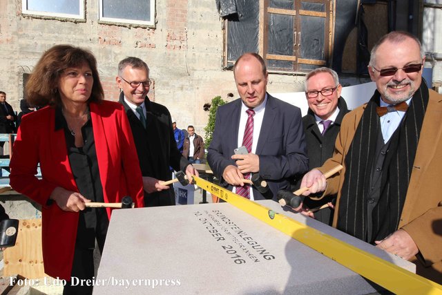 v.l. Ilse Aigner, Dirk Vopelius, Christian Vogel, Markus Lötzsch und IHK-Mitarbeiter.
   
Foto: Udo Dreier / bayernpress.de - 10.10.2016 - Nürnberg - Grundsteinlegung auf der IHK-Baustelle, Hauptmarkt 25-27, Nürnberg - 

Am Traditionsstandort der Nürnberger IHK gehen die Bauarbeiten zügig voran. Nachdem mit schwerem Gerät 400 Mikrobohrpfähle zur Fundamentierung in den Boden eingebracht worden sind, stand die Grundsteinlegung zum neuen Haus der Wirtschaft an.

Markus Lötzsch
Hauptgeschäftsführer der IHK Nür | Foto: bayernpress