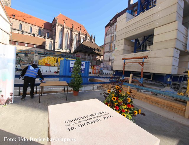 Grundsteinlegung auf der IHK-Baustelle. | Foto: bayernpress