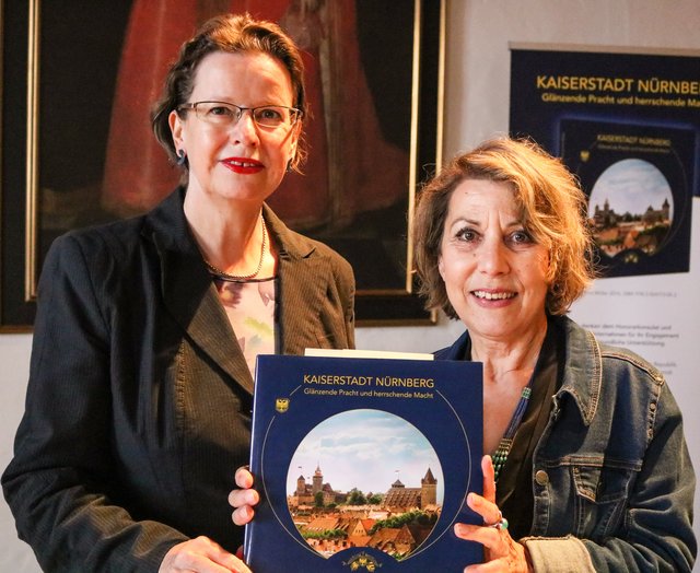 Autorin und Moderatorin der Buchvorstellung Bianca Bauer-Stadler (r.) mit Stadträtin Christine Kayser, die Grüße und Dank der Stadt Nürnberg überbrachte. | Foto: Nicole Fuchsbauer