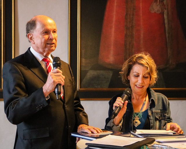 Verleger Gunther Oschmann und Bianca Bauer-Stadler sprechen über den neuen Bildband ,,Kaiserstadt Nürnberg". | Foto: Nicole Fuchsbauer