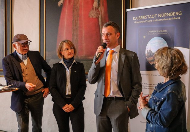 Unterstützergruppe von ,,Kaiserstadt Nürnberg" (v.l.) Gerd Schmelzer, Dr. Natalie Schwägerl und Dr. Thomas Koch mit Moderatorin Bianca Bauer-Stadler. | Foto: Nicole Fuchsbauer
