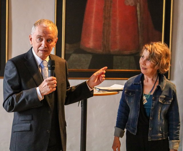 Hans-Peter Schmidt (l., mit Moderatorin Bianca Bauer-Stadler) über die Geschichtsbewusstheit der tschechischen Bürger und die Verdienste von Karl IV. | Foto: Nicole Fuchsbauer