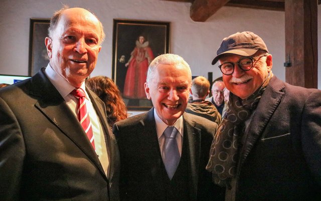 Freuten sich sehr über den neuen Band ,,Kaiserstadt Nürnberg" (v.l.): Verleger Gunther Oschmann zusammen mit den Förderern Honorarkonsul Hans-Peter Schmidt und Gerd Schmelzer, Geschäftsführer Lebkuchen-Schmidt, Alpha Gruppe. | Foto: Nicole Fuchsbauer