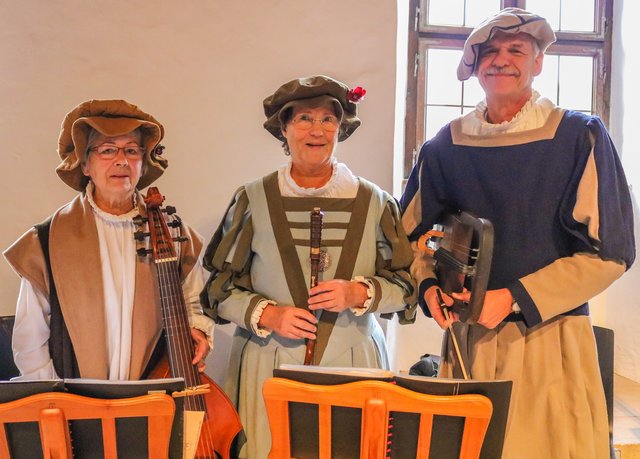 Musiker der Schembart-Gesellschaft mit Roswitha Schmitt, Ilse Lindner und Horst Kaufmann (v.l.) unterhielten mit zeitgenössischer Musik. | Foto: Nicole Fuchsbauer