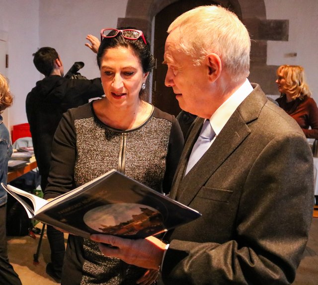Gespräch über den neuen Bildband ,,Kaiserstadt Nürnberg": Petra Kluger und Hans-Peter Schmidt. | Foto: Nicole Fuchsbauer