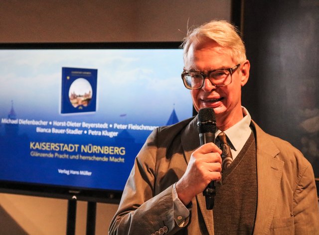 Autor Dr. Horst-Dieter Beyerstedt erzählt aus dem neuen Bildband ,,Kaiserstadt Nürnberg". | Foto: Nicole Fuchsbauer
