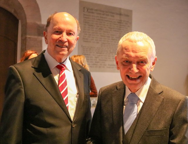 Verleger Gunther Oschmann (l.) und Honorarkonsul Hans-Peter Schmidt. | Foto: Nicole Fuchsbauer