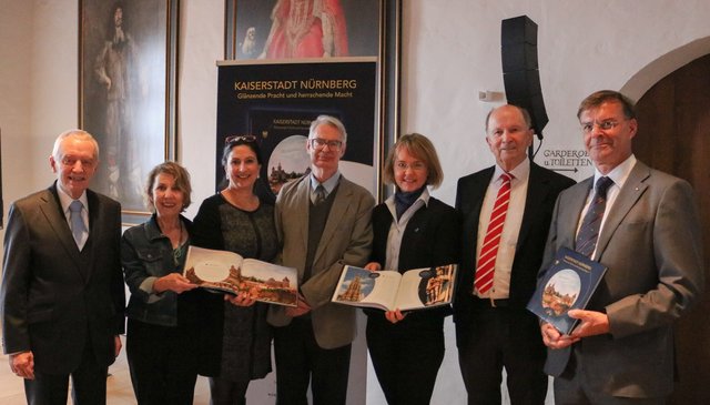 Unterstützer und Autoren des neuen Bildbandes ,,Kaiserstadt Nürnberg" (v.l.): Hans-Peter Schmidt, Honorarkonsul der Tschechischen Republik, die Autoren Bianca Bauer-Stadler, Petra Kluger, Dr. Horst-Dieter Beyerstedt, Dr. Natalie Schwägerl, Nürnberger Versicherungsgruppe, Verleger Gunther Oschmann und Prof. Dr. Peter Fleischmann, Direktor Staatsarchiv Nürnberg. | Foto: Nicole Fuchsbauer