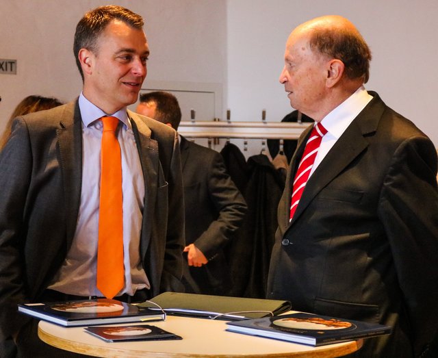 Verleger Gunther Oschmann (r.) im Gespräch mit Dr. Thomas Koch, Unternehmenskommunikation NürnbergMesse. Die NürnbergMesse unterstützte ebenfalls das Buchprojekt. | Foto: Nicole Fuchsbauer