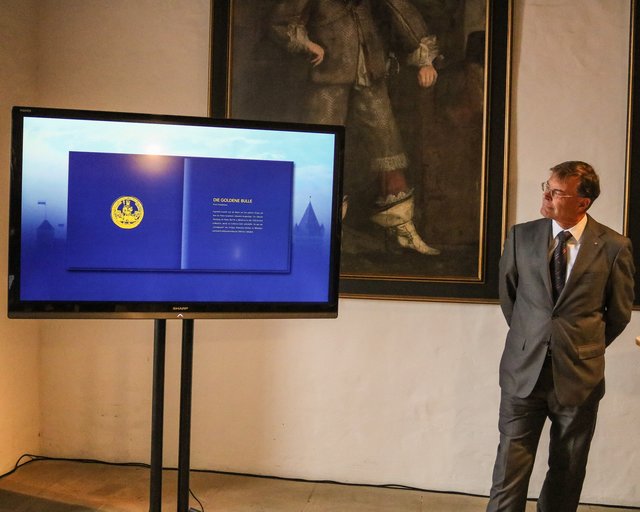 Prof. Dr. Peter Fleischmann, Direktor Staatsarchiv Nürnberg, erklärte, was es mit der Goldenen Bulle auf sich hat. | Foto: Nicole Fuchsbauer
