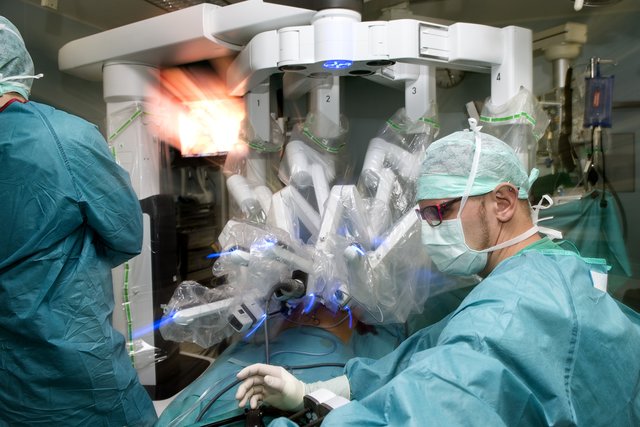 Die Konsole mit den ferngesteuerten Instrumenten hängt über dem Patienten. Das gibt den Operateuren mehr Flexibilität. | Foto: Klinikum Nürnberg / Rudi Ott