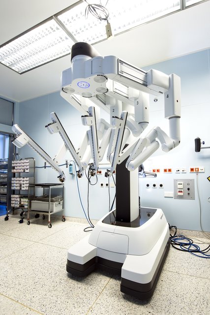 Der vierarmige OP-Roboter (da Vinci Surgical System Xi ) in Kombination mit einem beweglichen OP-Tisch ist einzigartig in Bayern. | Foto: Klinikum Nürnberg / Rudi Ott