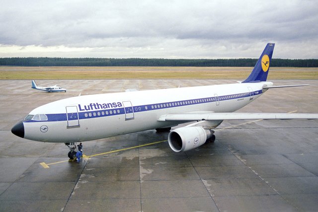 Dieser A300-600 mit einer Kapazität von 258 Passagieren wurde am 6. Februar 1988 wegen der Spielwarenmesse und des damit verbundenen hohen Passagieraufkommens zwischen Nürnberg und Frankfurt eingesetzt. Die Maschine war eine Weiterentwicklung des ursprünglichen A300. | Foto: Airport Nürnberg
