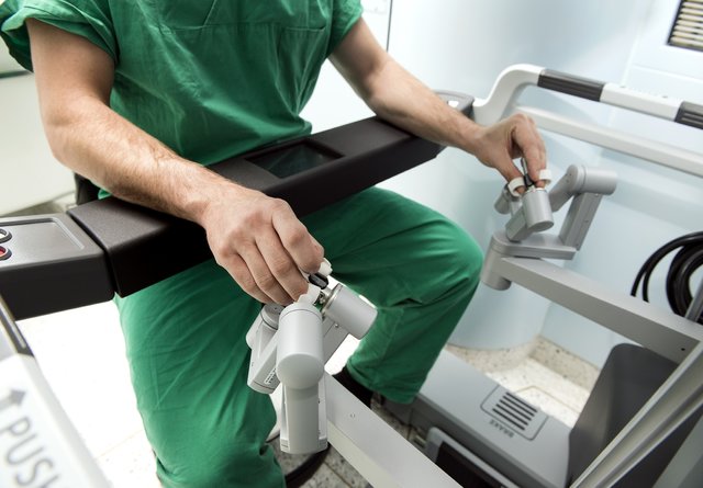Die Bewegungen seiner Hände werden auf die feinen Geräte übertragen, die durch minimale Schnitte in den Bauchraum des Patienten eingeführt sind. | Foto: Klinikum Nürnberg / Rudi Ott