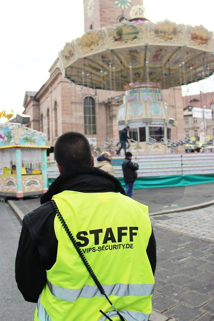 Sicherheitskäfte der Polizei und eines privaten Sicherheitsdienstes sorgten dafür, dass die Kärwagänger auch dieses Mal fröhlich feiern konnten. | Foto: tom
